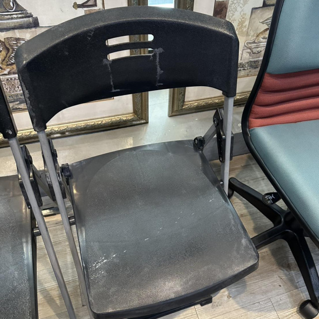 黑色塑膠折疊椅