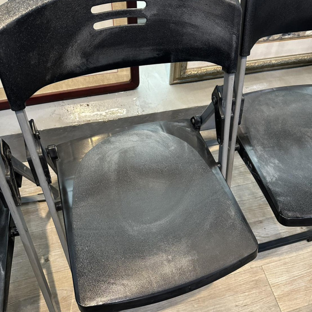 黑色塑膠折疊椅