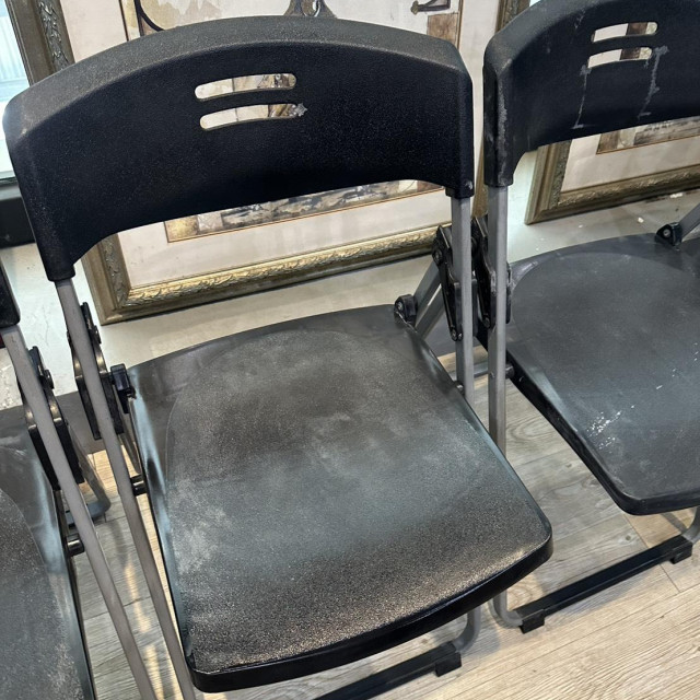 黑色塑膠折疊椅