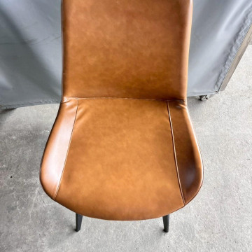 咖啡色皮面鐵腳餐椅