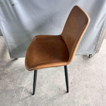 咖啡色皮面鐵腳餐椅