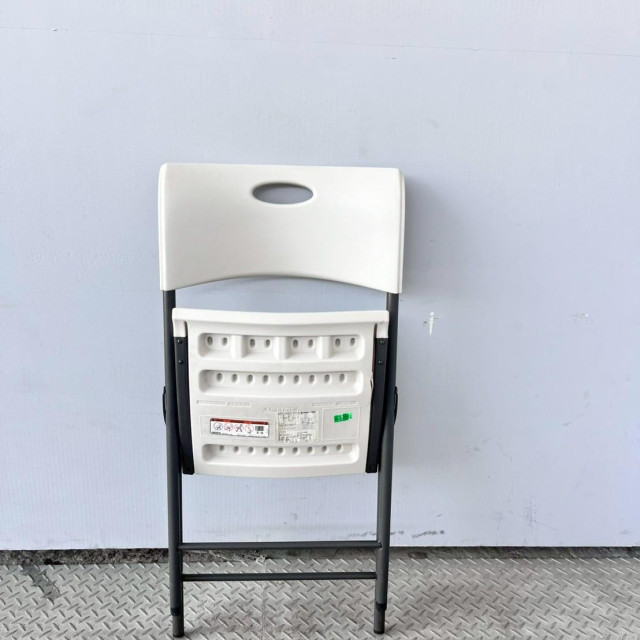 白色塑膠折疊椅