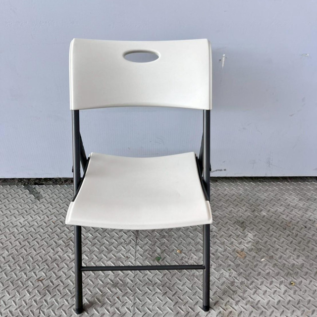 白色塑膠折疊椅