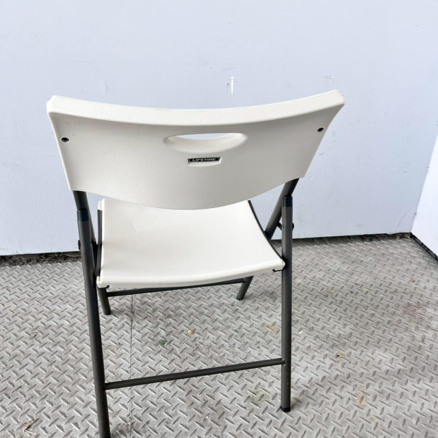 白色塑膠折疊椅