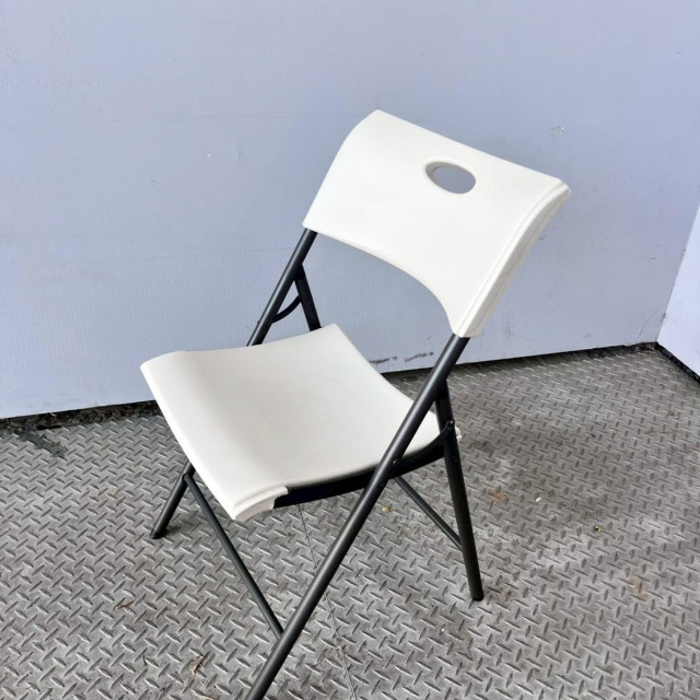 白色塑膠折疊椅