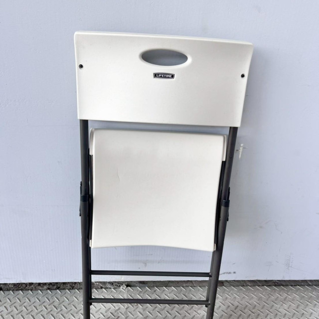 白色塑膠折疊椅