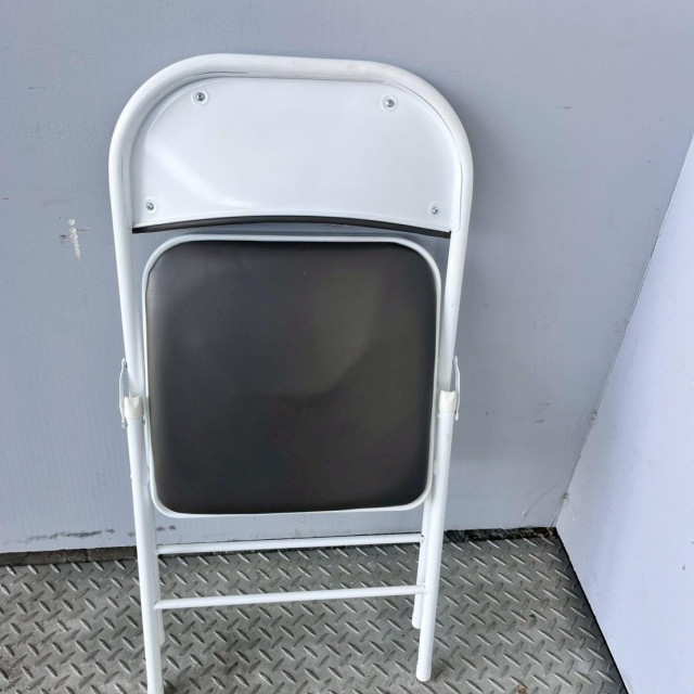 深灰色鐵製摺疊椅