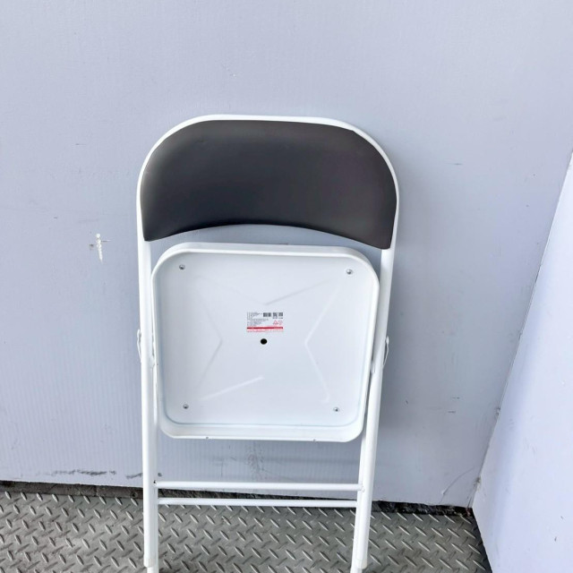 深灰色鐵製摺疊椅