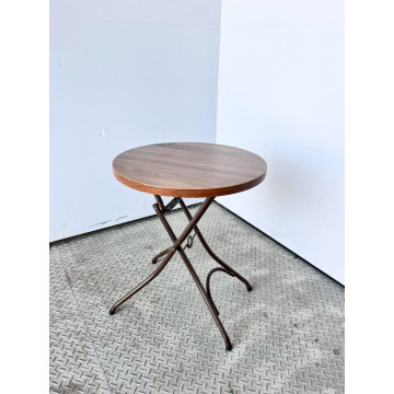 木面鐵製圓餐桌