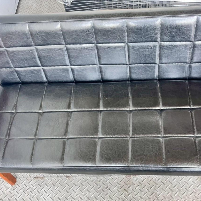 黑色雙人皮面木製沙發