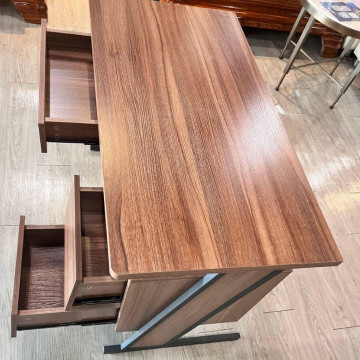 胡桃木色書桌